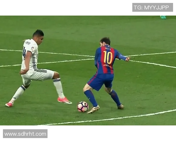 双脚挑足球的技巧与训练方法探讨助你提升球技与运动表现